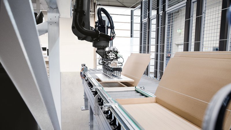 Robotic Insert Station for Cardboard Boxes